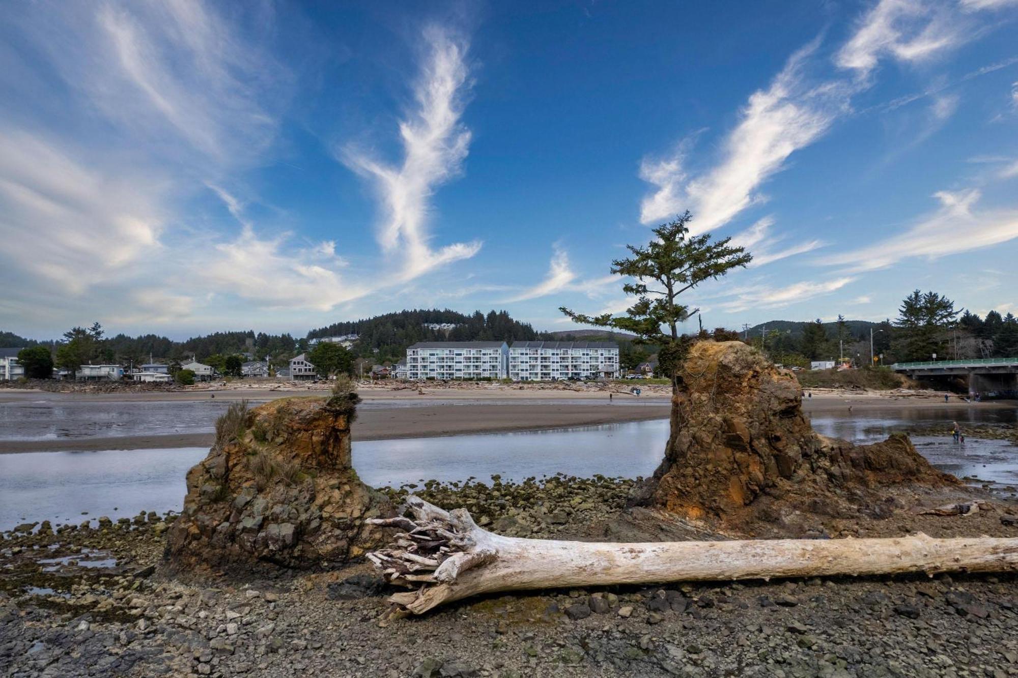 Waters Edge 402 * Lincoln City