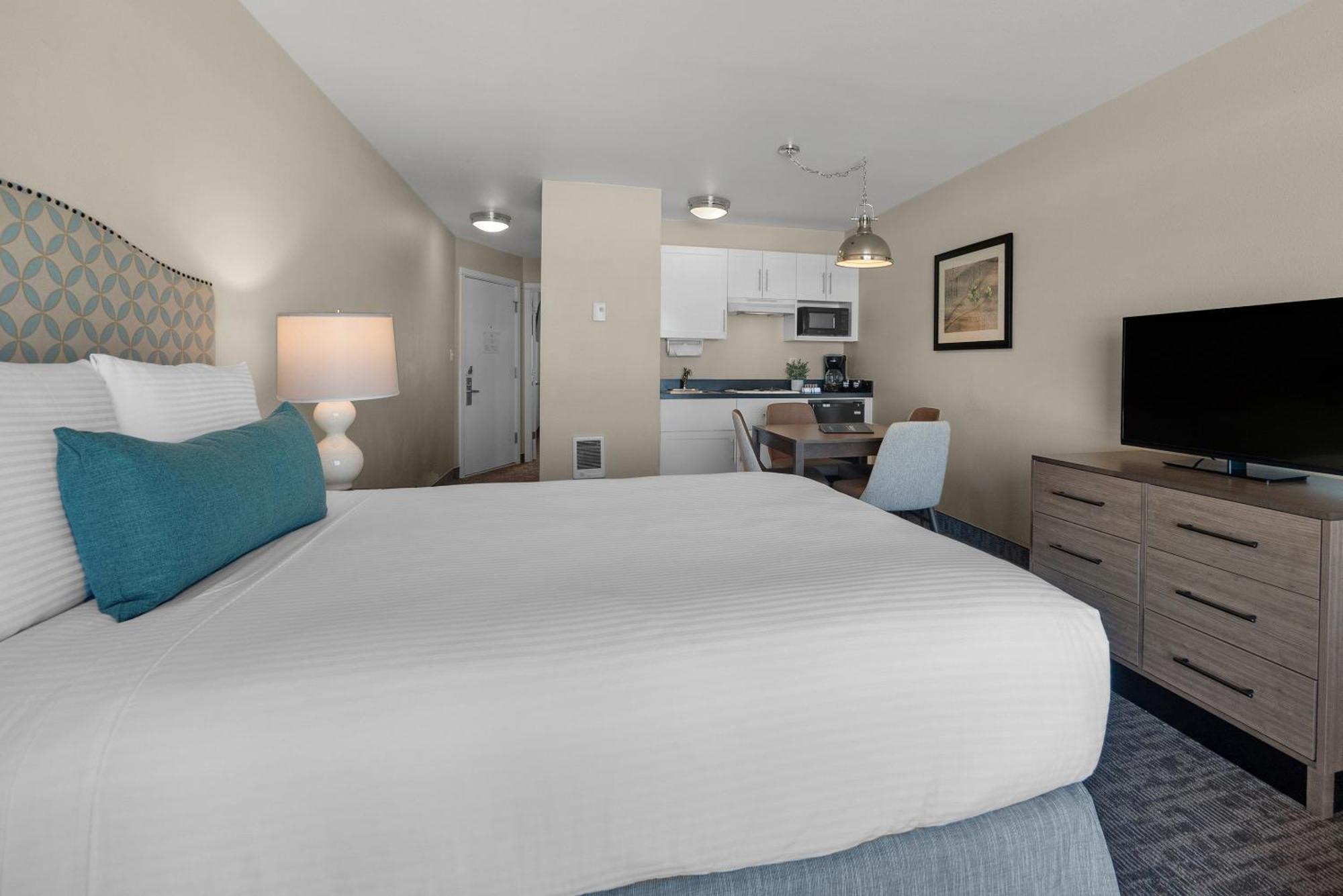 Pelican Shores Hotel