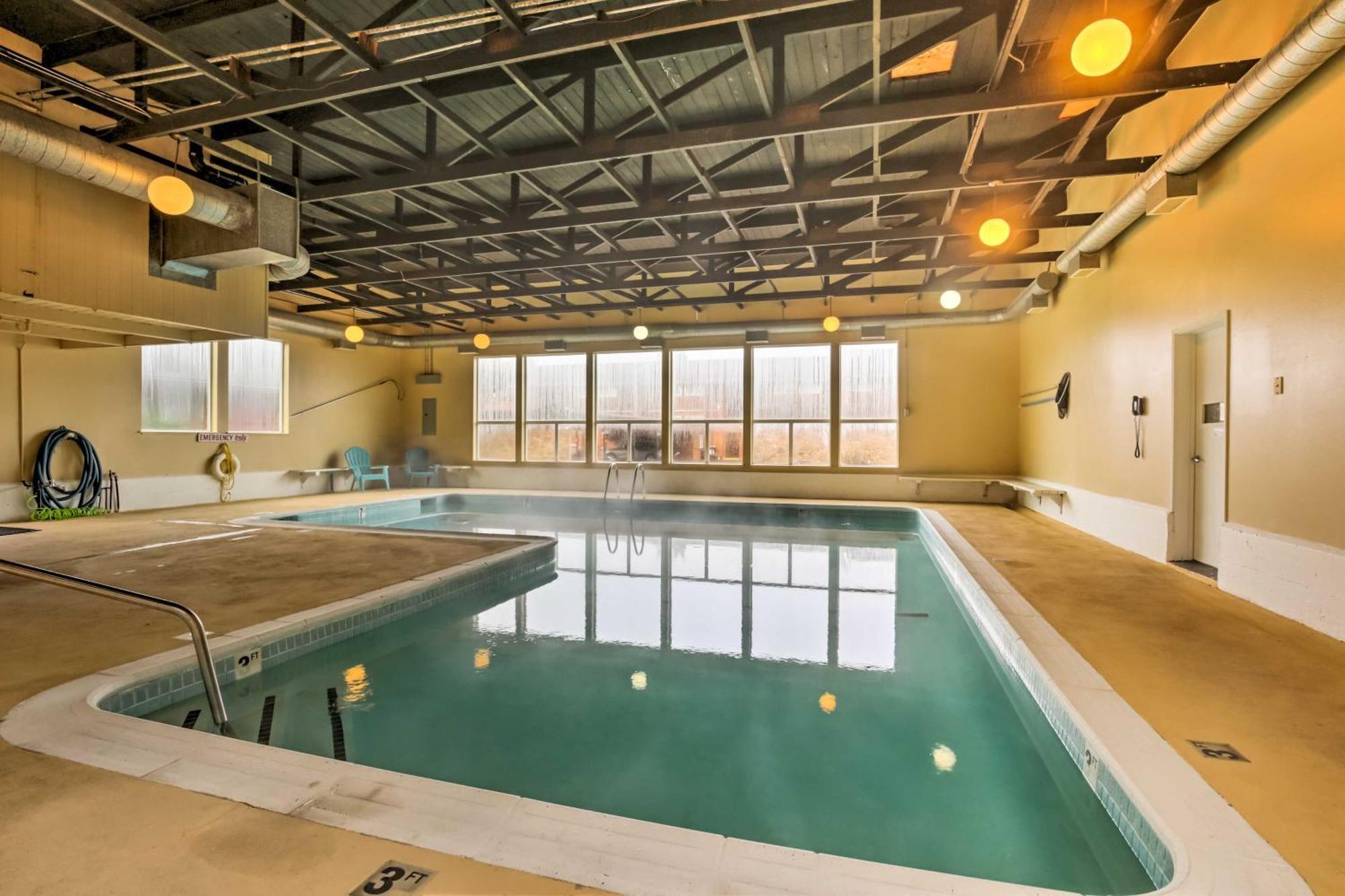Beachfront Condo-patio And Pool Access! Lincoln City
