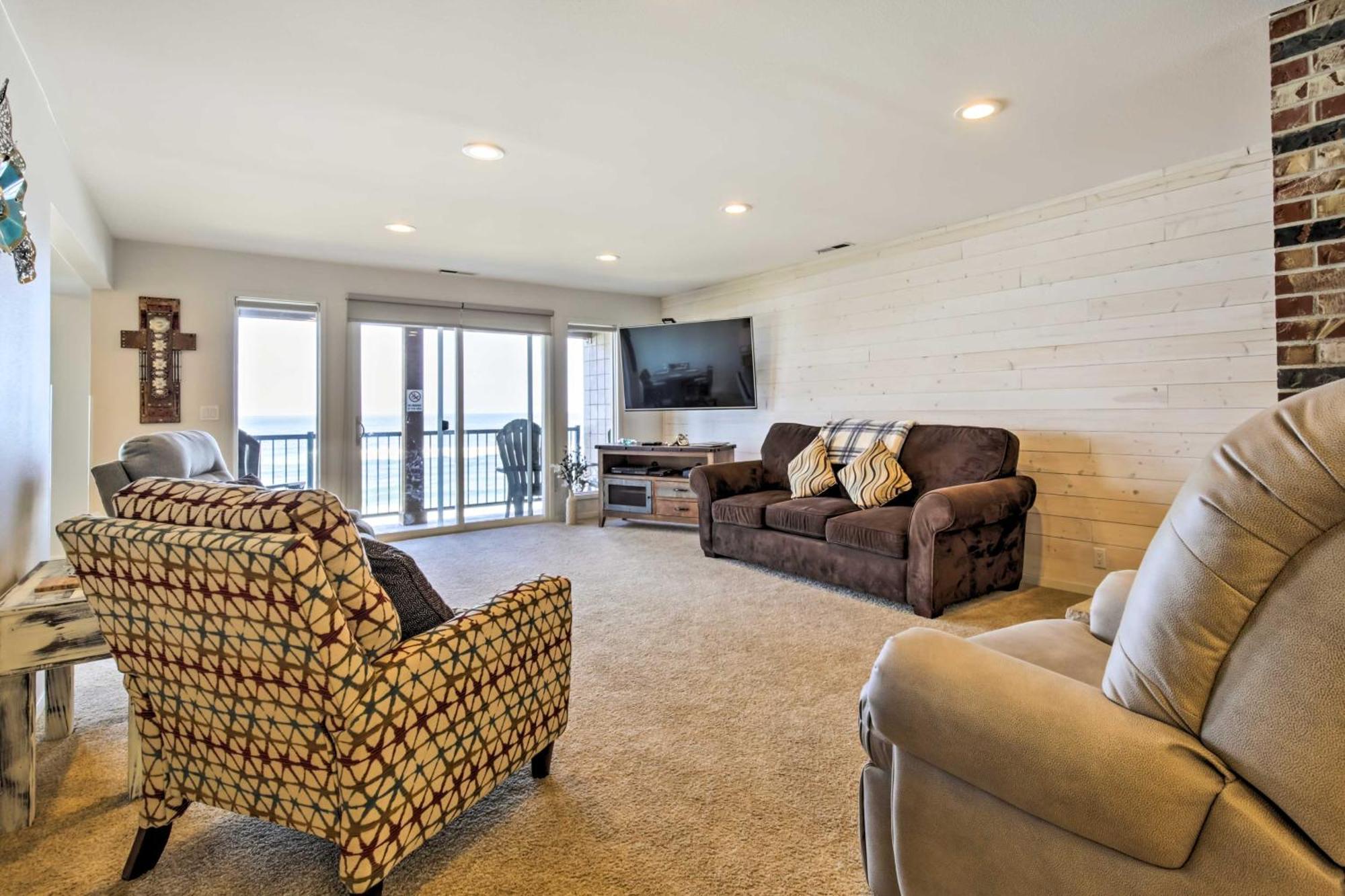 Beachfront Condo-patio And Pool Access! Lincoln City