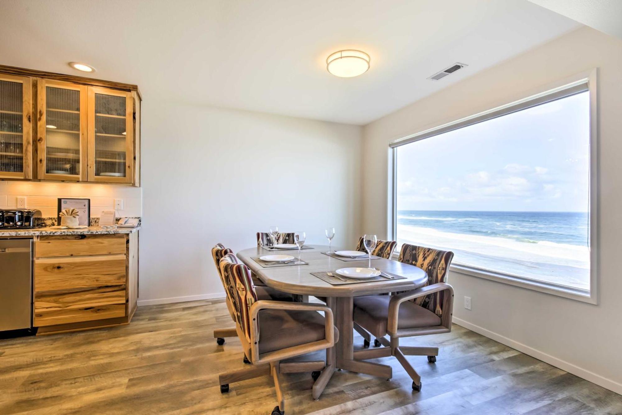 Apartment Beachfront Condo-patio And Pool Access!