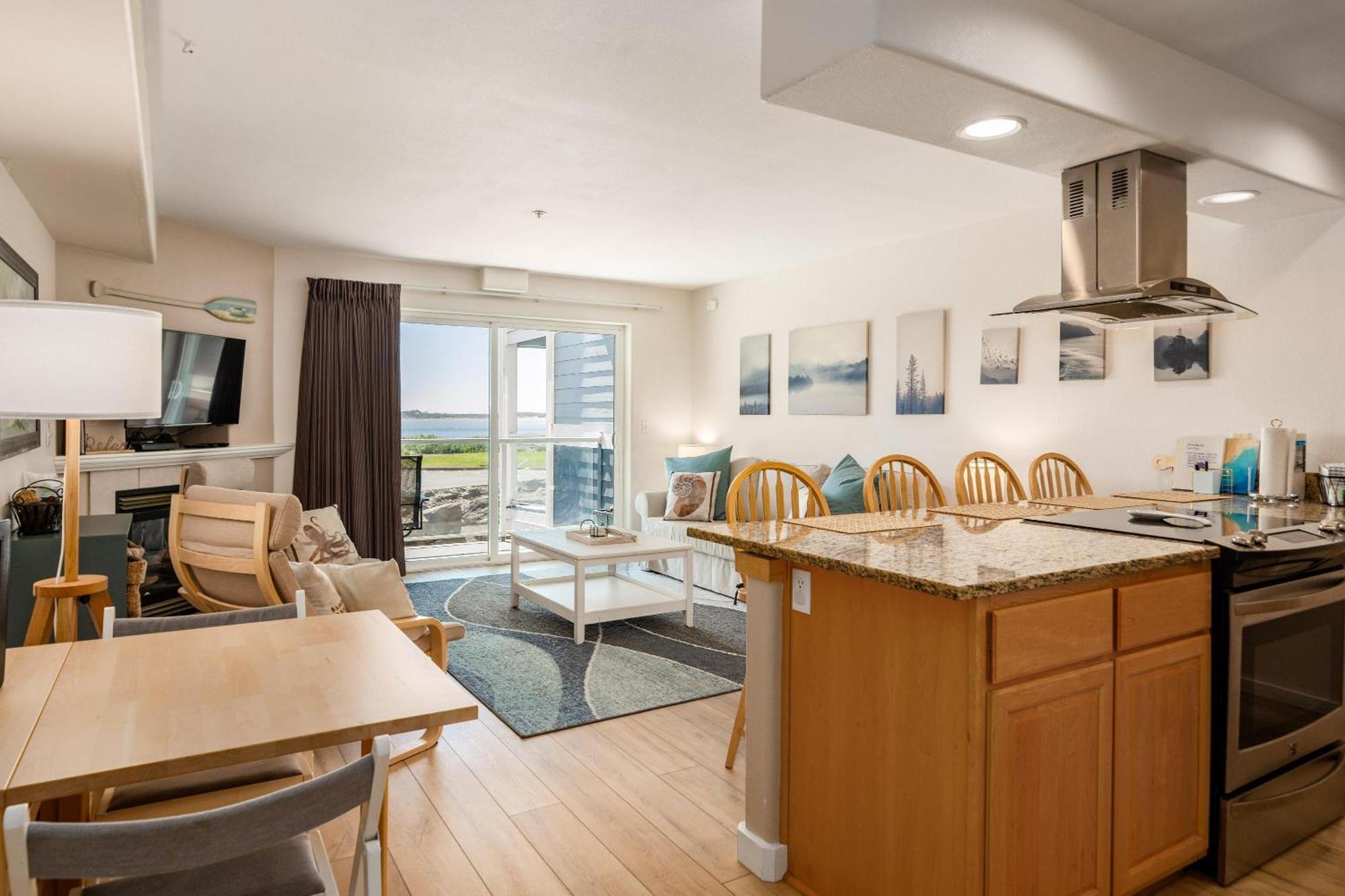 Waters Edge 103 Apartment