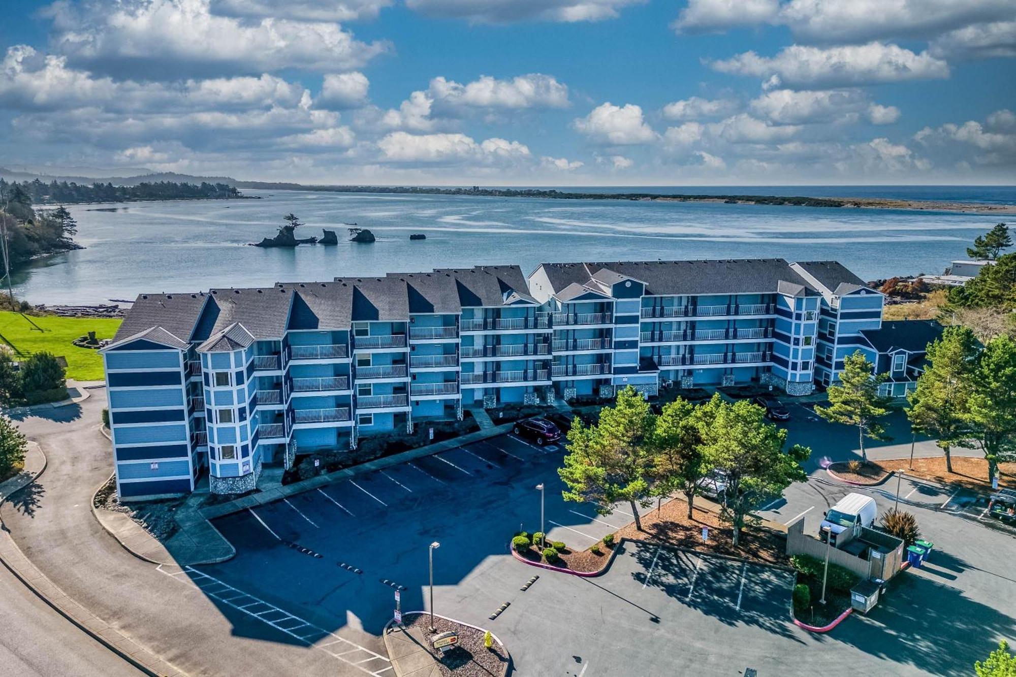 Waters Edge 103 *