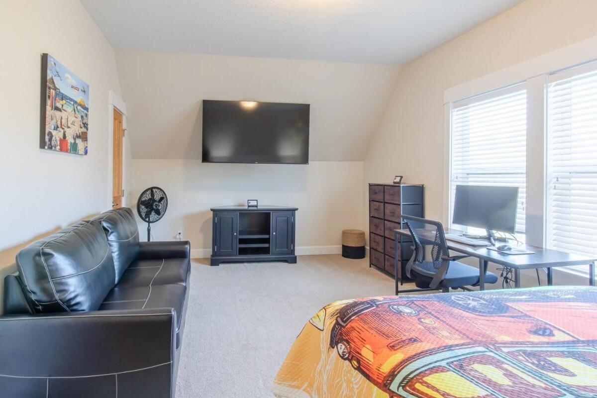 Ohana Park - Hot Tub, Billiards, Fire Pit & Access