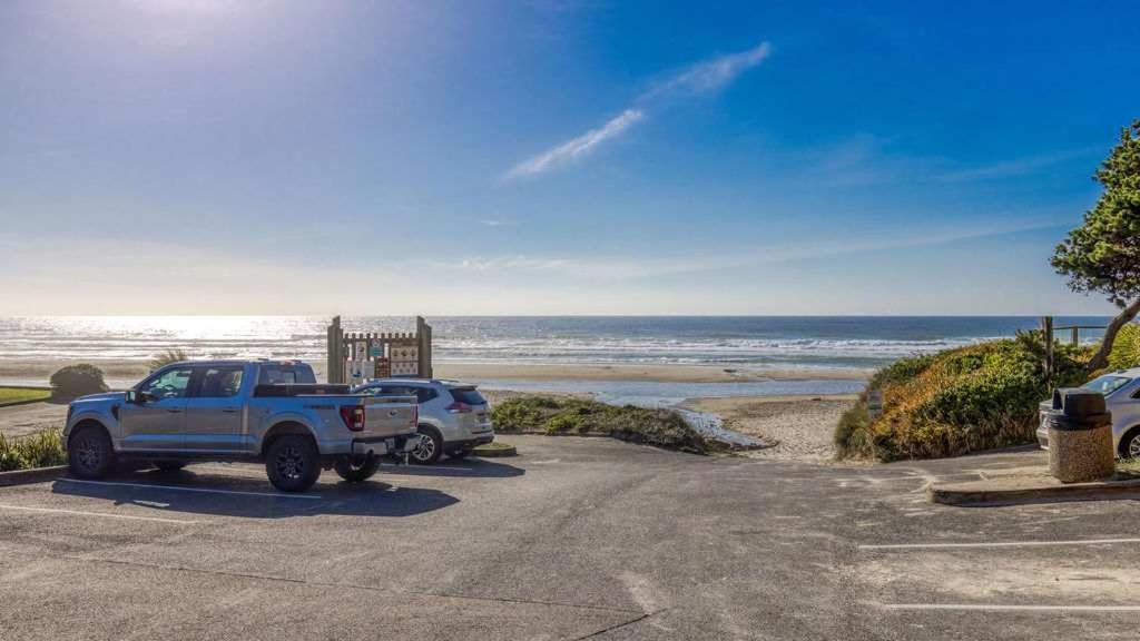 Tranquil Edge Retreat - Oceanfront House W Hottub Holiday home