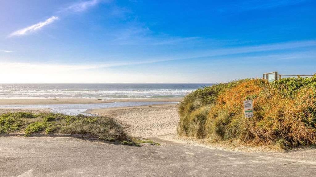 Tranquil Edge Retreat - Oceanfront House W Hottub Holiday home Lincoln City