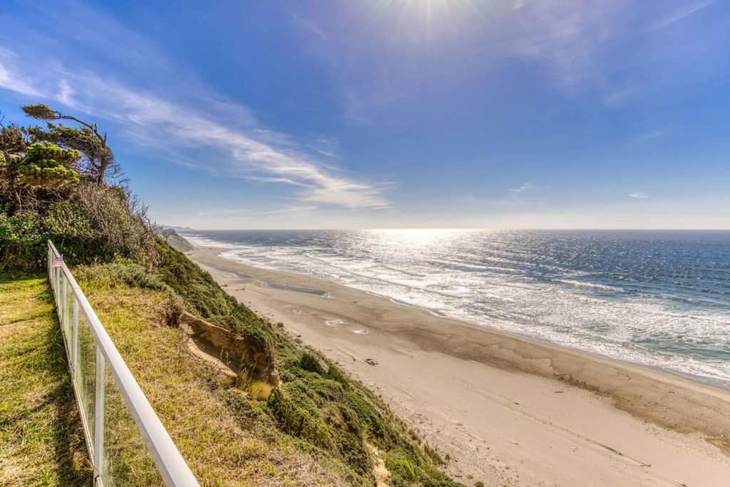 Tranquil Edge Retreat - Oceanfront House W Hottub Holiday home