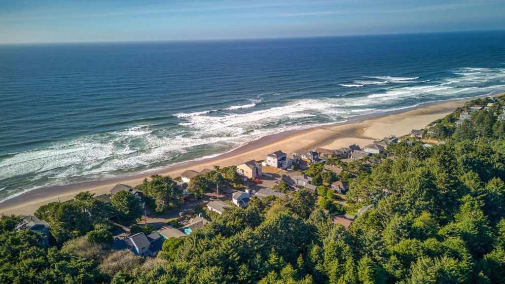 Tranquil Edge Retreat - Oceanfront House W Hottub Holiday home Lincoln City