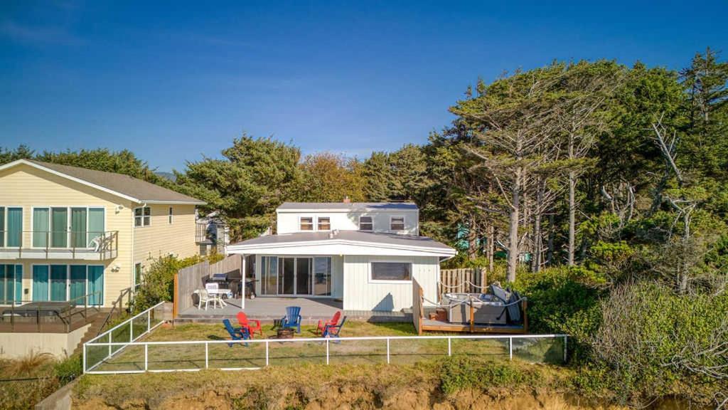 Tranquil Edge Retreat - Oceanfront House W Hottub * Lincoln City
