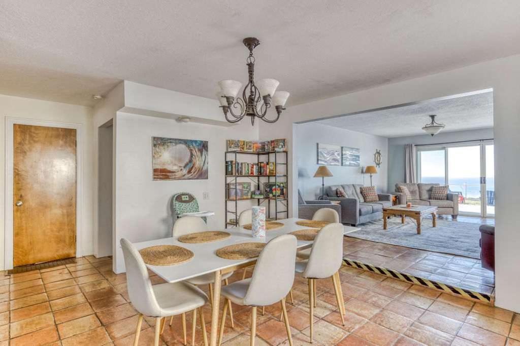 Tranquil Edge Retreat - Oceanfront House W Hottub Holiday home