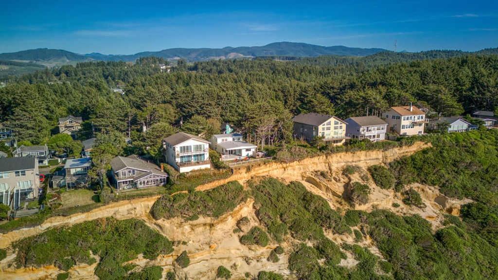 Tranquil Edge Retreat - Oceanfront House W Hottub Holiday home *