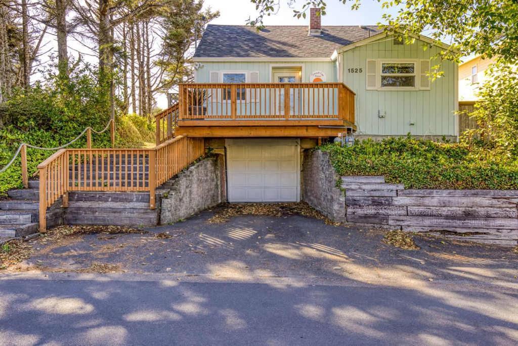 Tranquil Edge Retreat - Oceanfront House W Hottub Holiday home Lincoln City