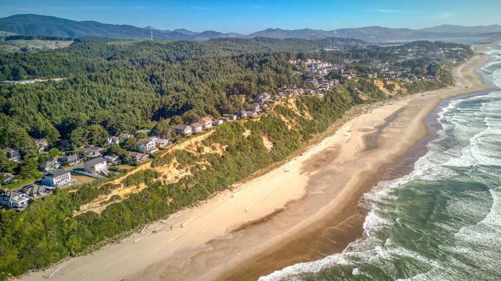 Tranquil Edge Retreat - Oceanfront House W Hottub Lincoln City