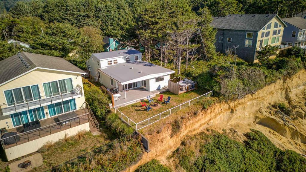 Tranquil Edge Retreat - Oceanfront House W Hottub Holiday home