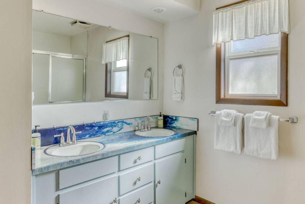 Tranquil Edge Retreat - Oceanfront House W Hottub Holiday home Lincoln City