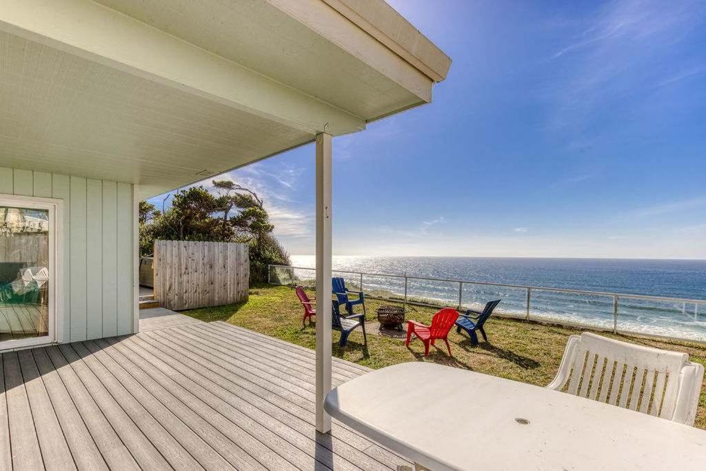 Holiday home Tranquil Edge Retreat - Oceanfront House W Hottub Lincoln City