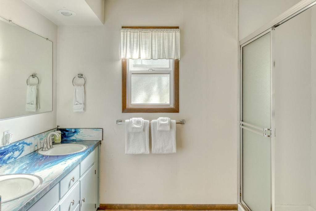 Holiday home Tranquil Edge Retreat - Oceanfront House W Hottub Lincoln City