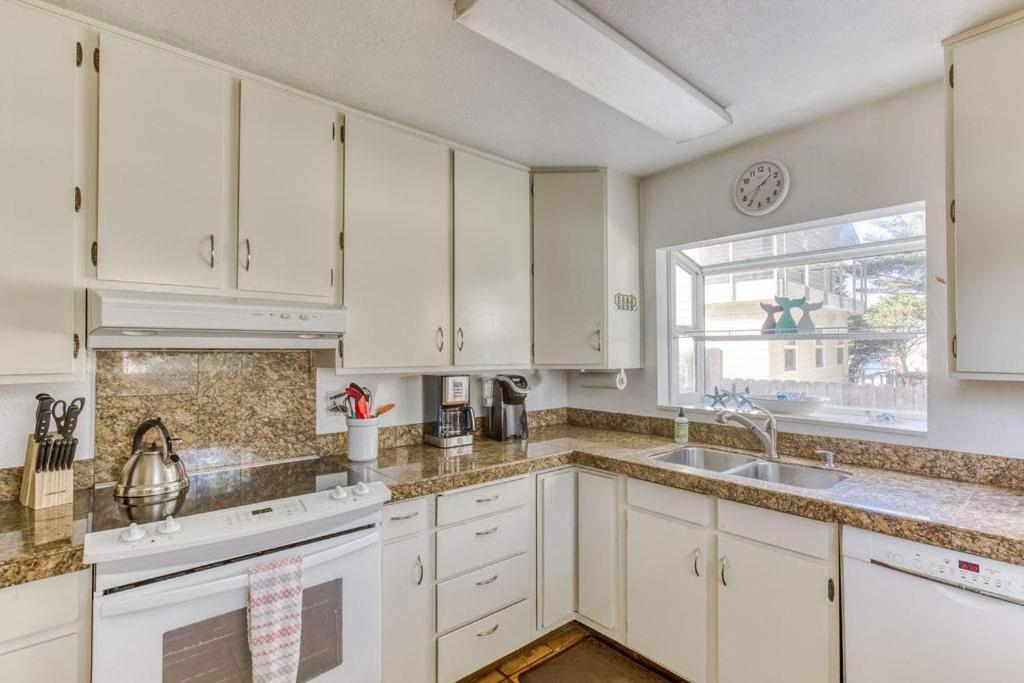 Tranquil Edge Retreat - Oceanfront House W Hottub Lincoln City
