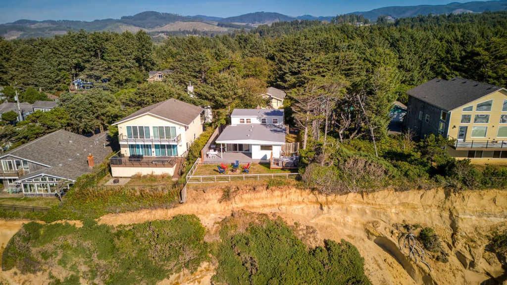 Tranquil Edge Retreat - Oceanfront House W Hottub * Lincoln City