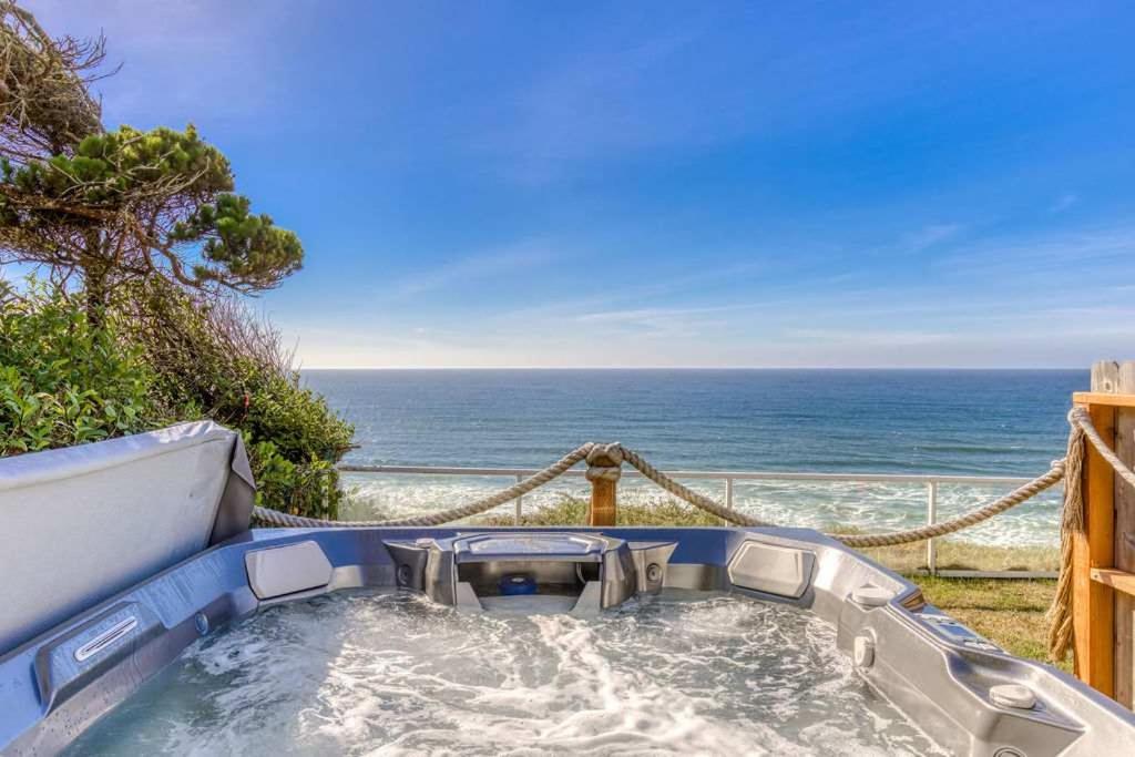 Tranquil Edge Retreat - Oceanfront House W Hottub Holiday home *