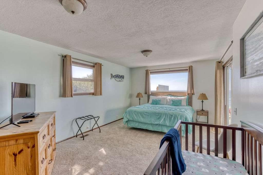 Tranquil Edge Retreat - Oceanfront House W Hottub Lincoln City