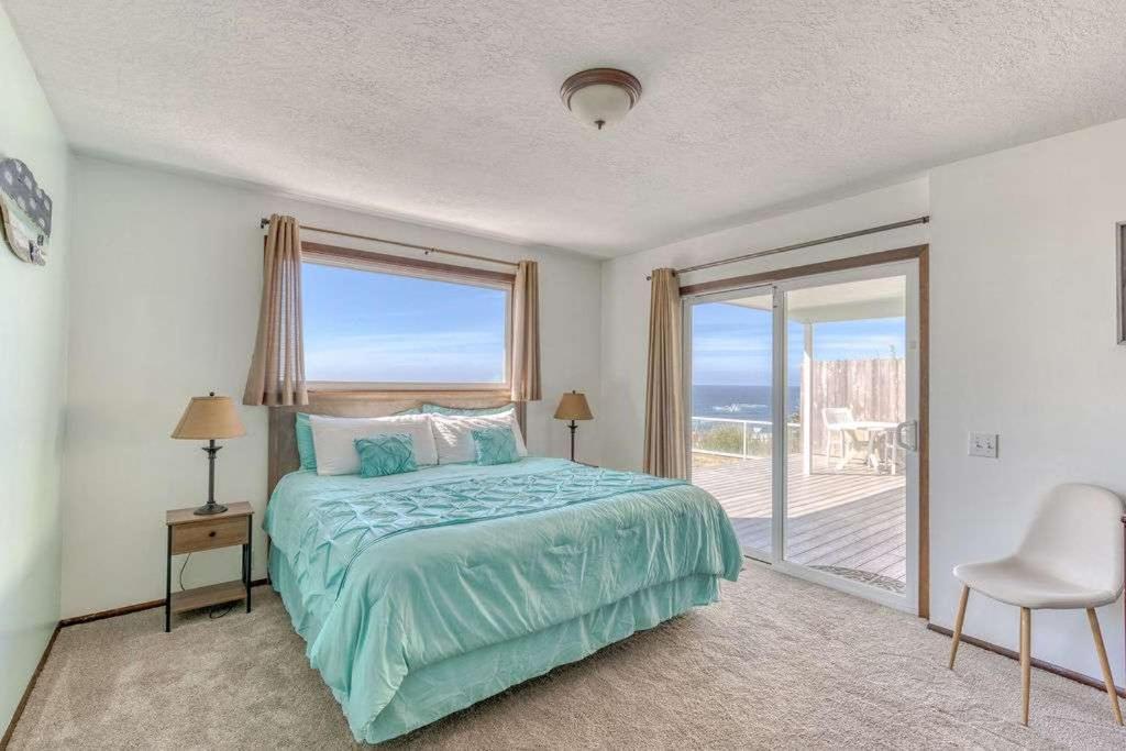 Tranquil Edge Retreat - Oceanfront House W Hottub Holiday home