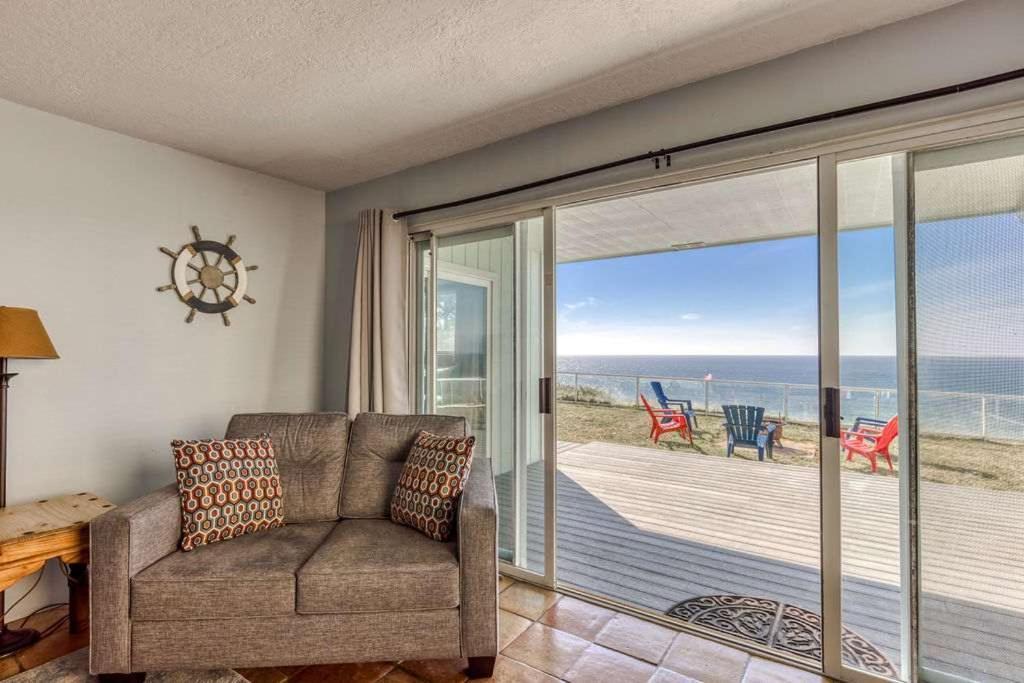 Tranquil Edge Retreat - Oceanfront House W Hottub Holiday home *