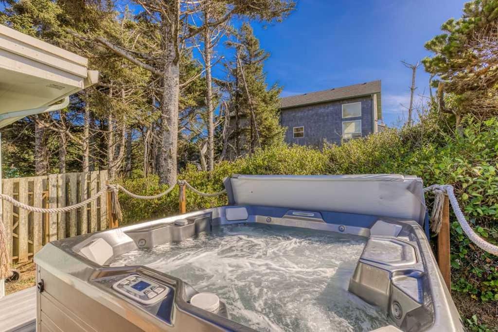 Tranquil Edge Retreat - Oceanfront House W Hottub Holiday home Lincoln City