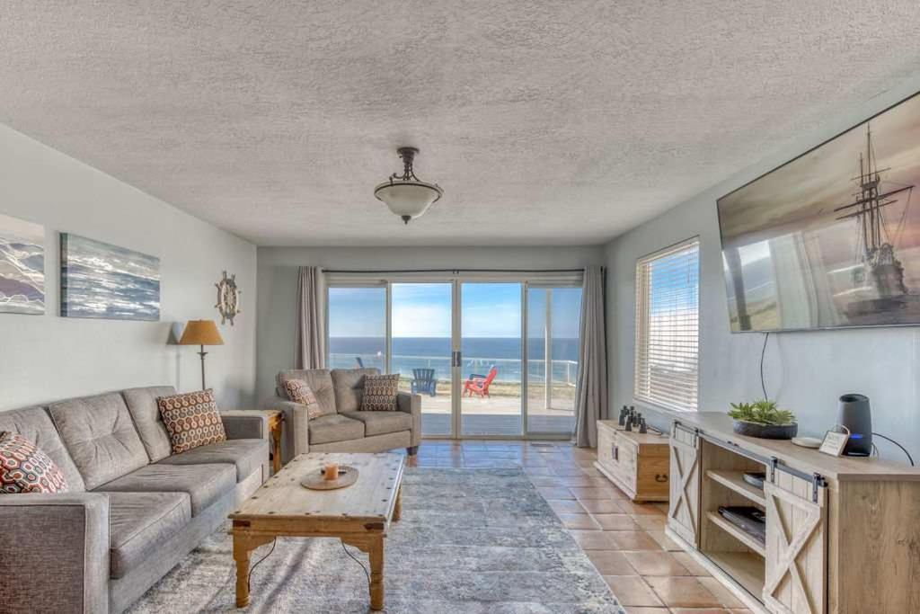 Tranquil Edge Retreat - Oceanfront House W Hottub Holiday home *