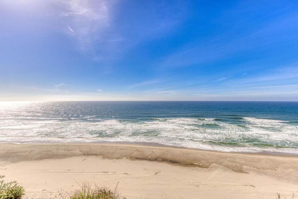 Holiday home Tranquil Edge Retreat - Oceanfront House W Hottub Lincoln City