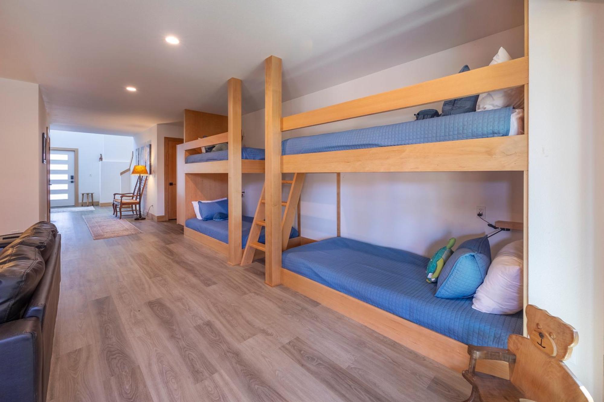 Holiday home 3 Bd 3 Ba And Bunks - Blue Door Retreat - New In 2024 *