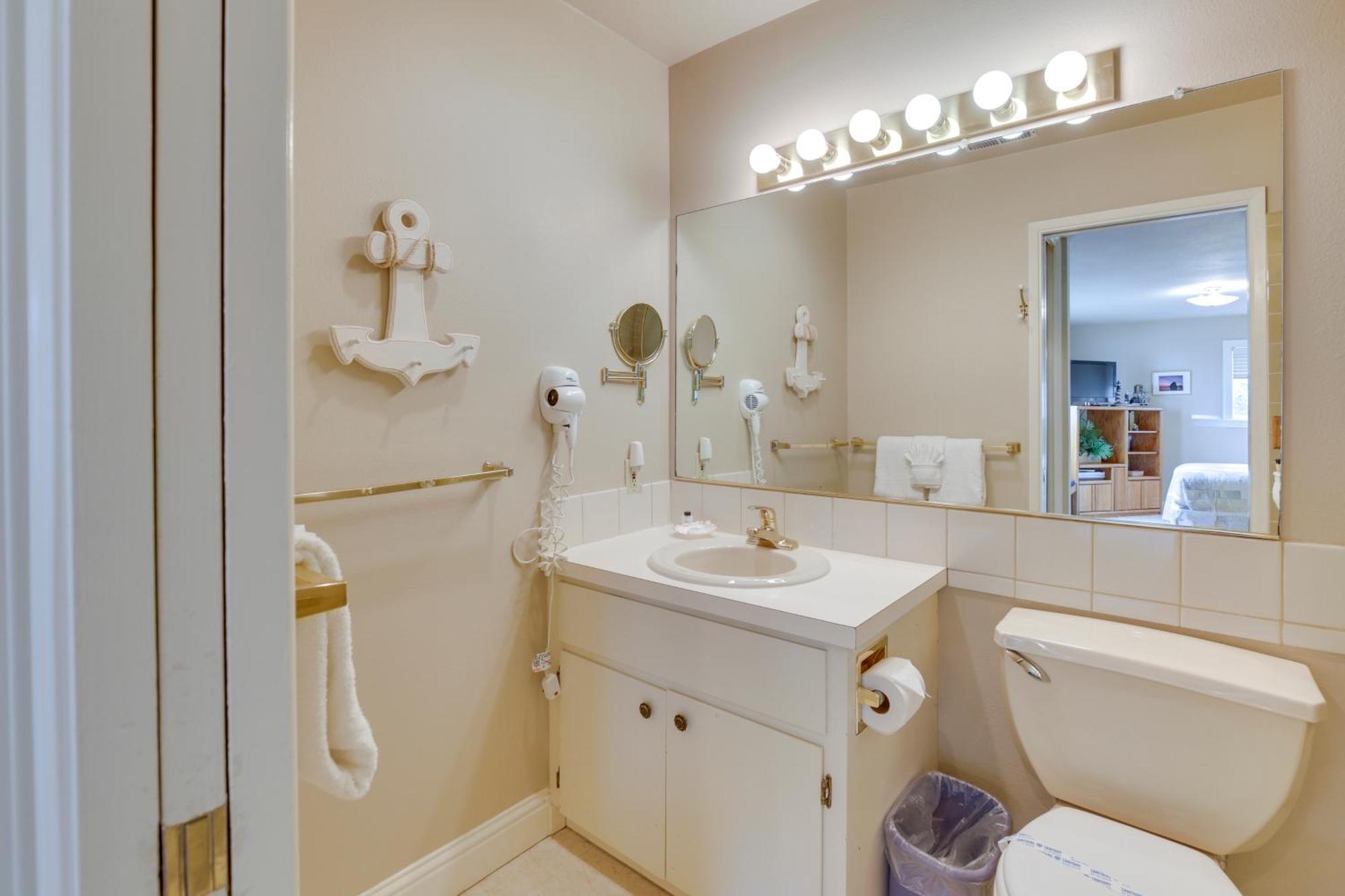 Apartment Oceanfront Oregon Retreat - Pool, Sauna And Patio! Lincoln City