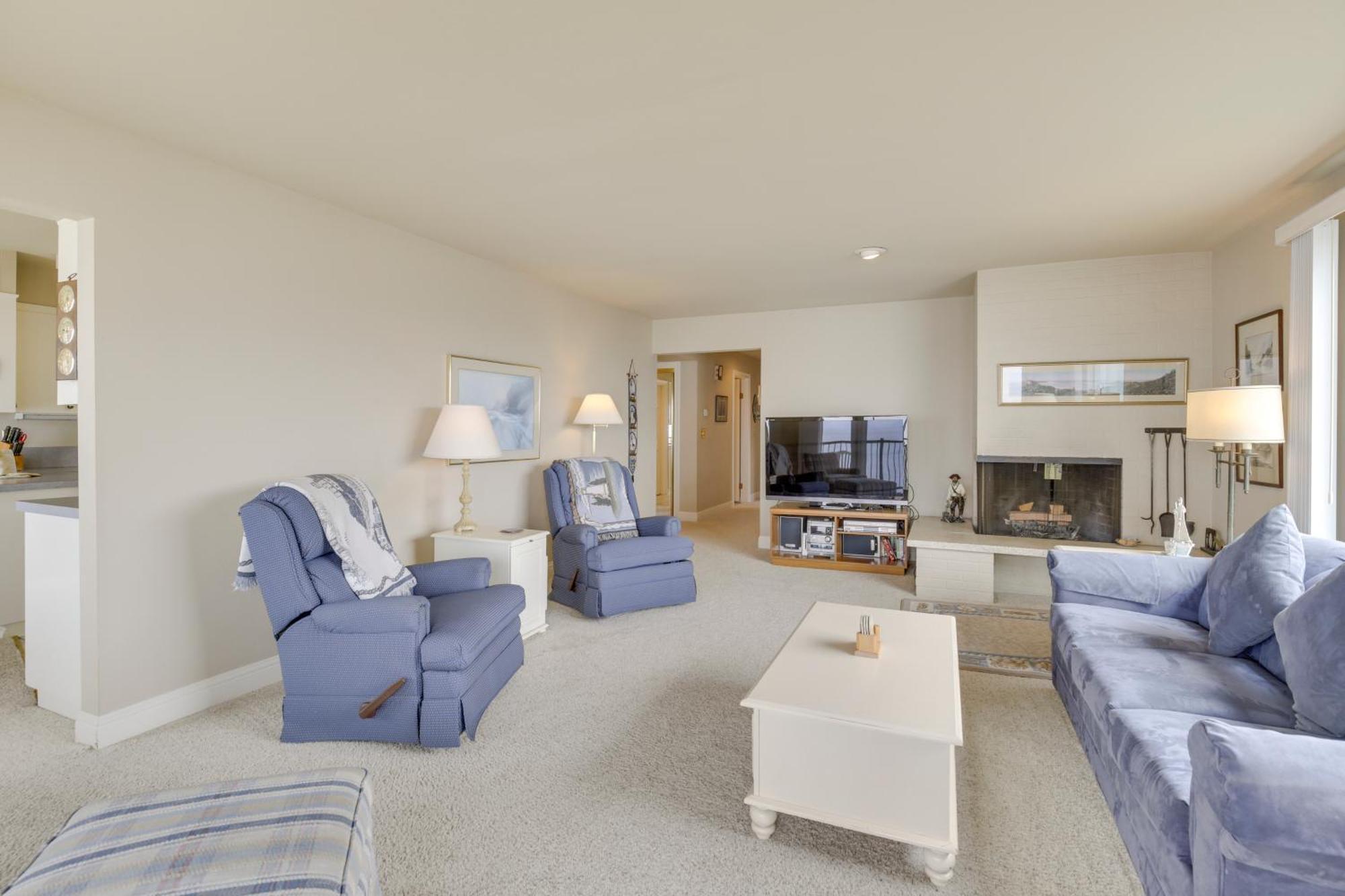 Apartment Oceanfront Oregon Retreat - Pool, Sauna And Patio! Lincoln City