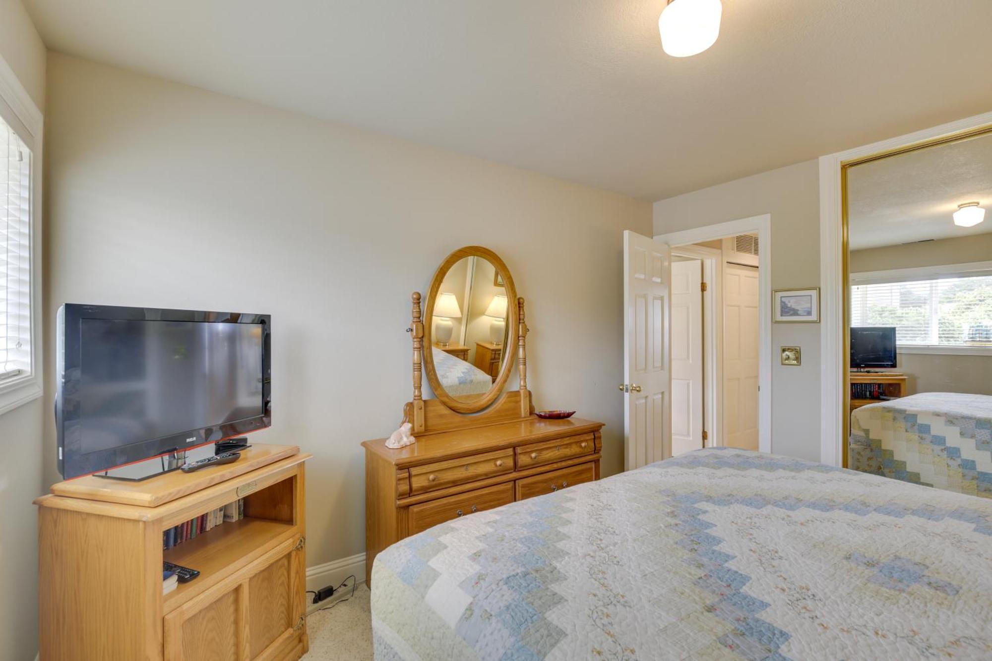 Oceanfront Oregon Retreat - Pool, Sauna And Patio! Apartment