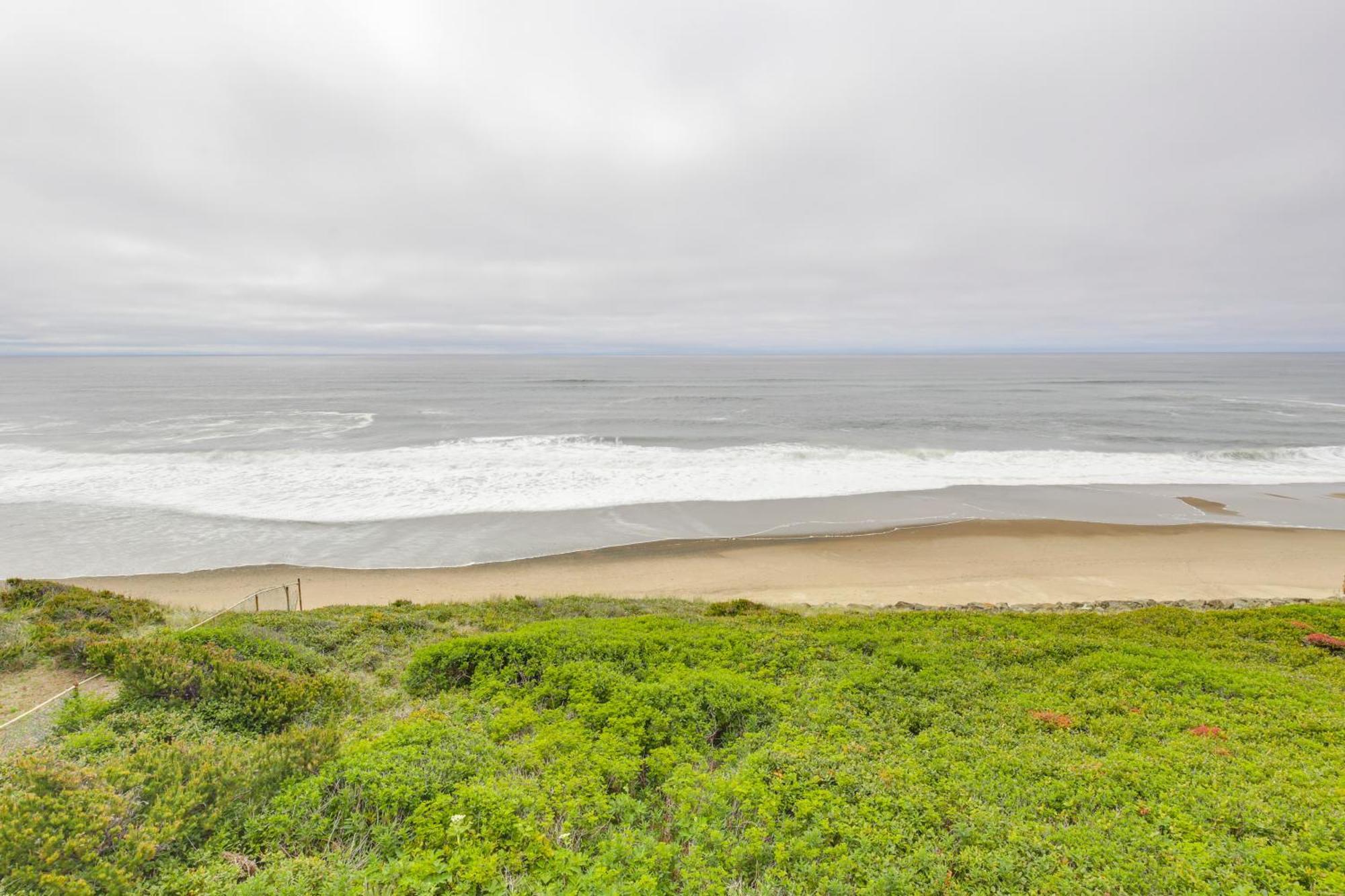 Oceanfront Oregon Retreat - Pool, Sauna And Patio! * Lincoln City