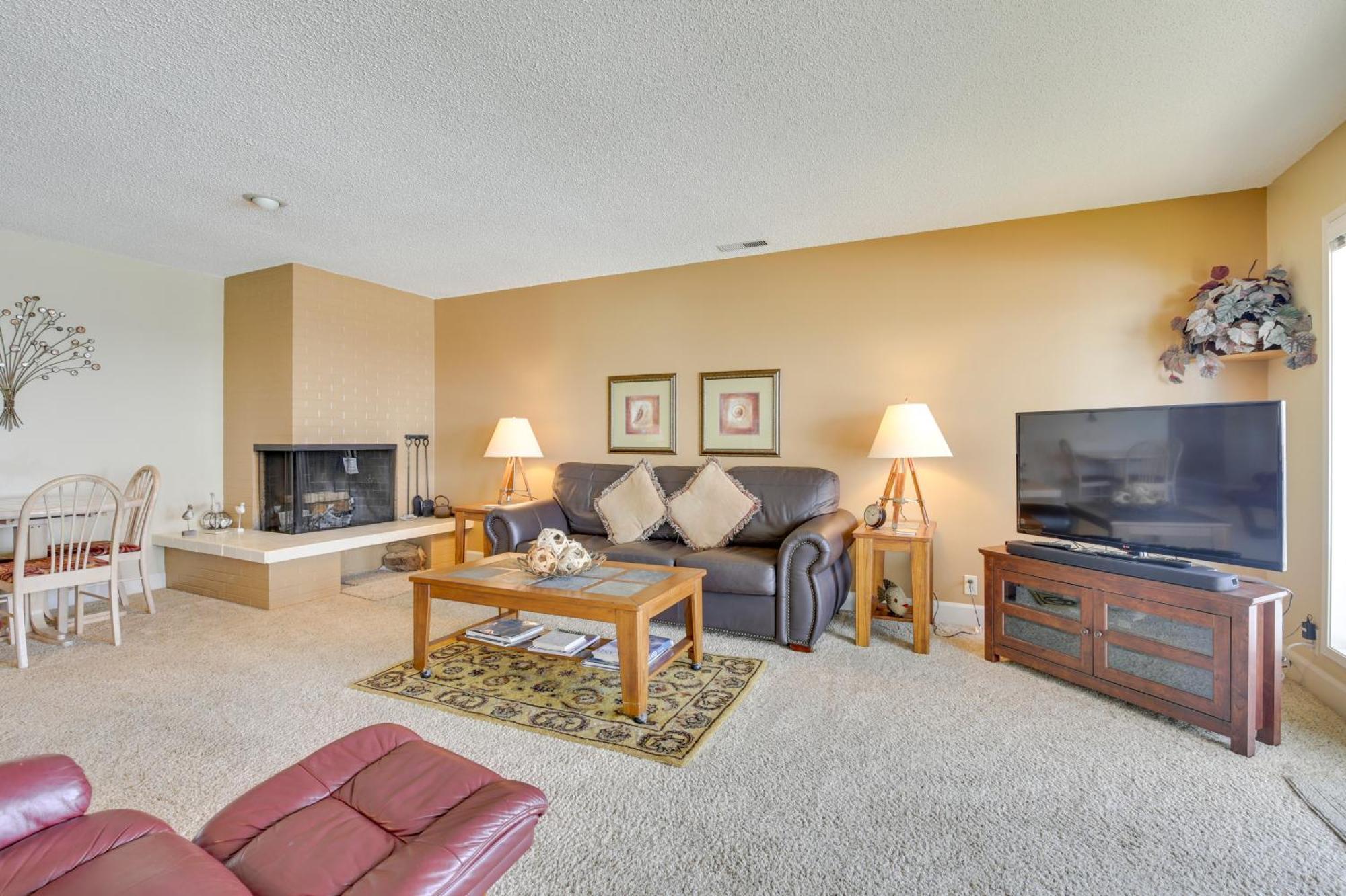 Comfortable With Patio And Views! *