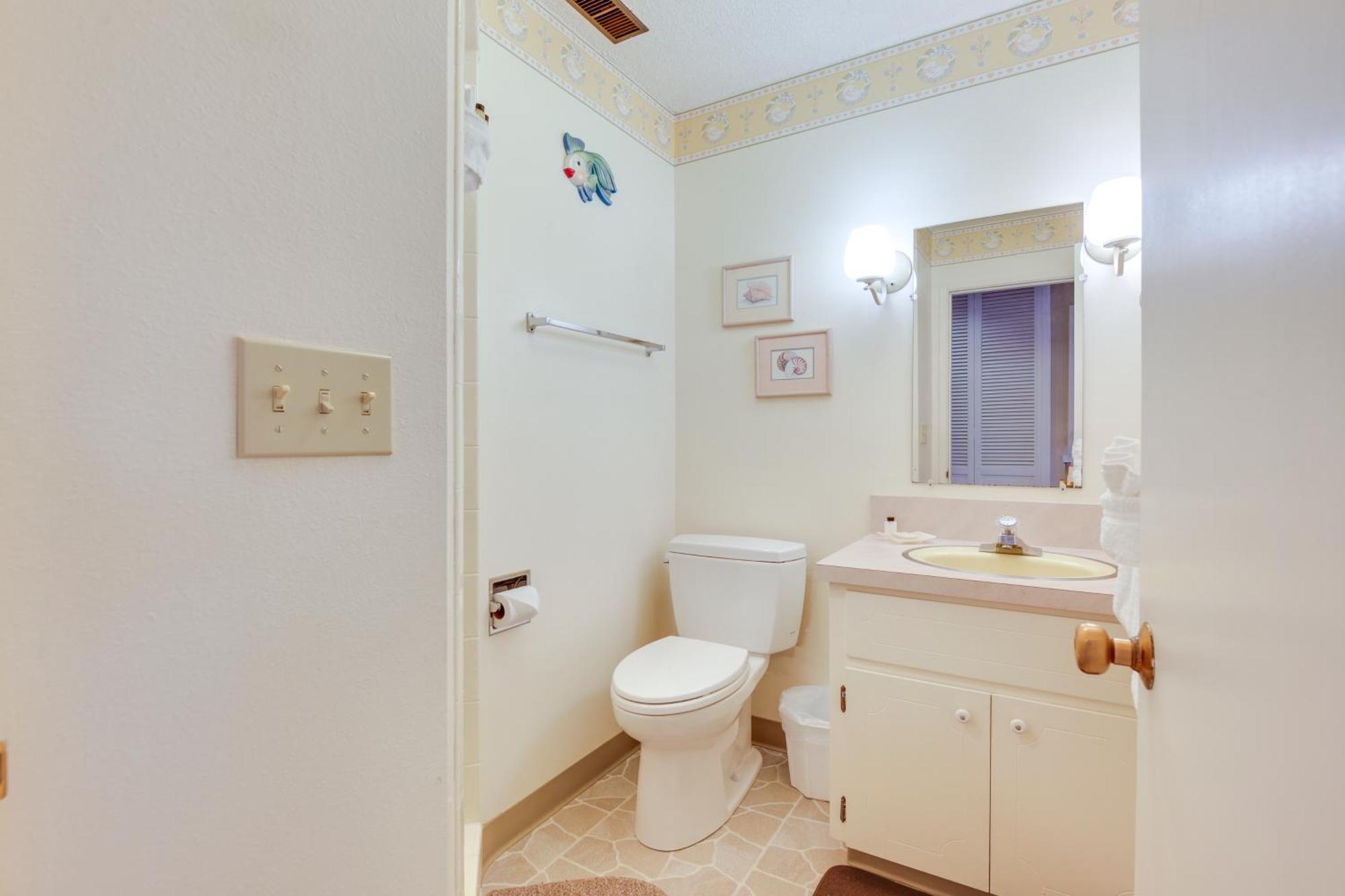 Pool Access, Walk To Beach! Apartment *