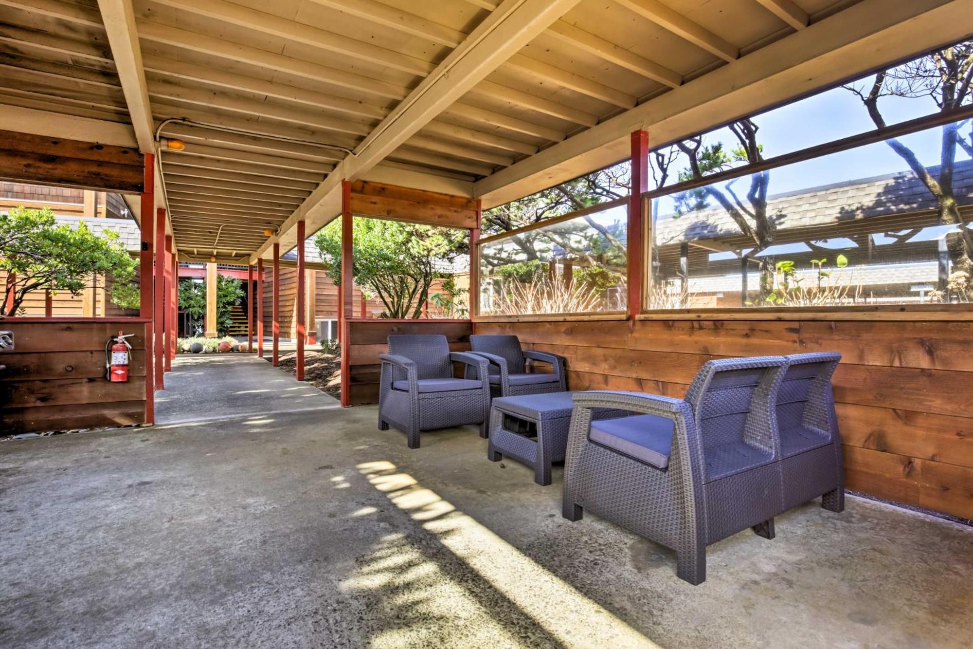 Pool Access, Walk To Beach! Apartment