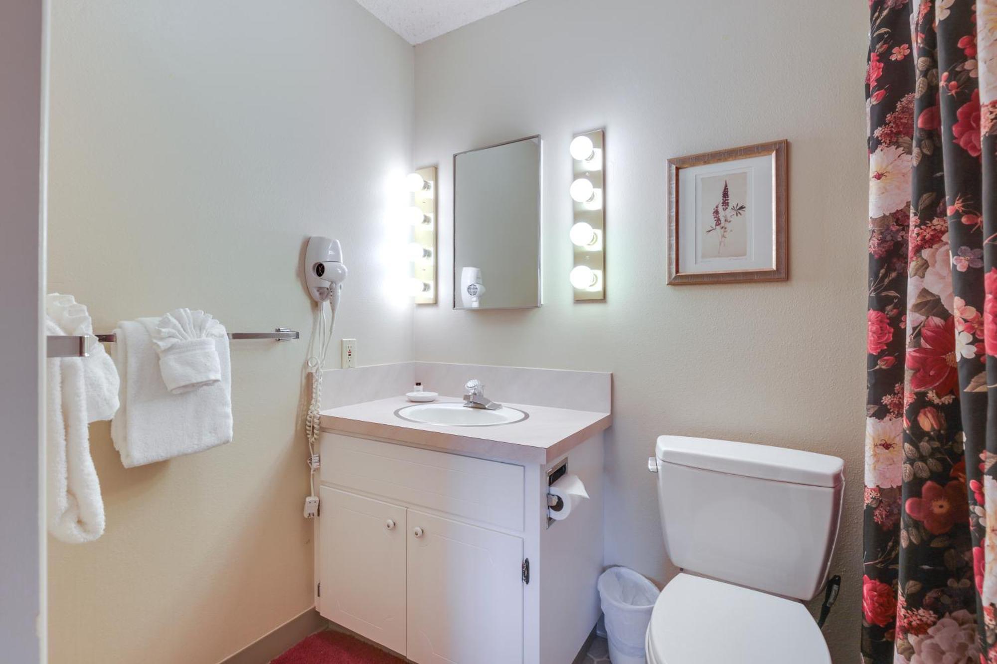Apartment Pool Access, Walk To Beach! *
