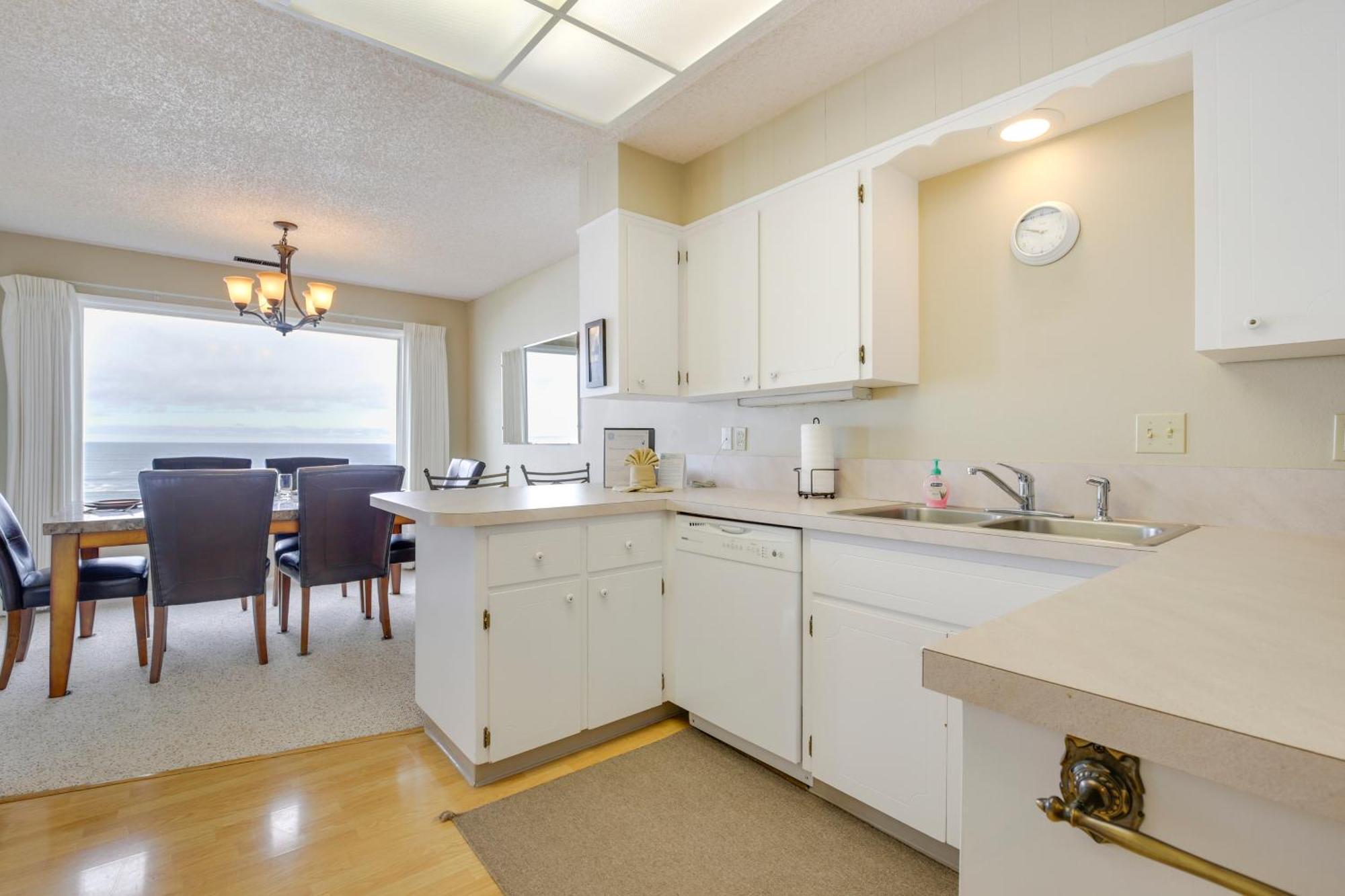 Apartment Pool Access, Walk To Beach! Lincoln City