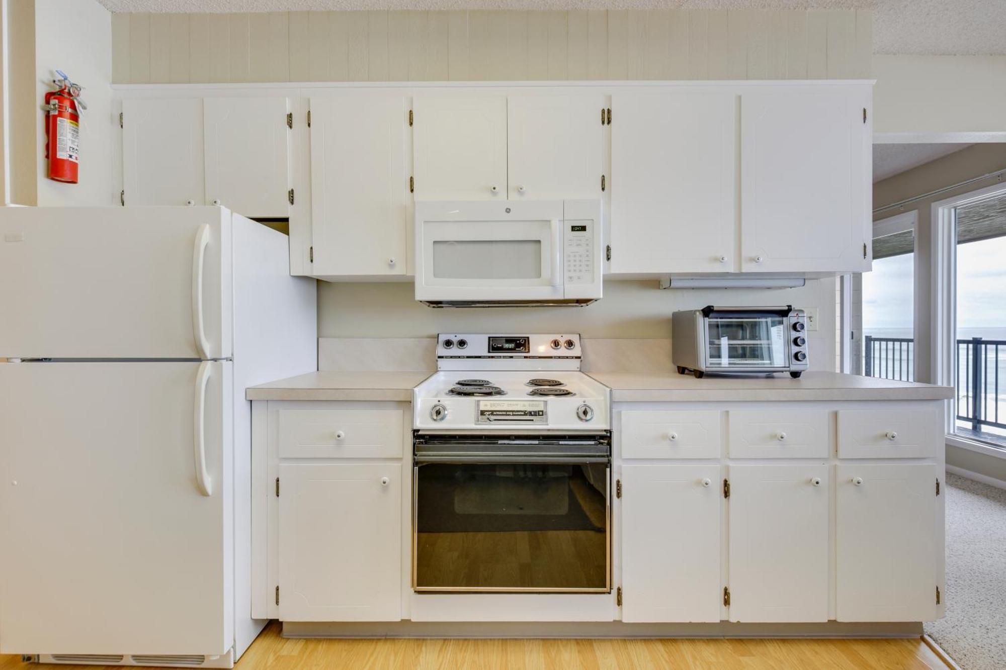 Apartment Pool Access, Walk To Beach!