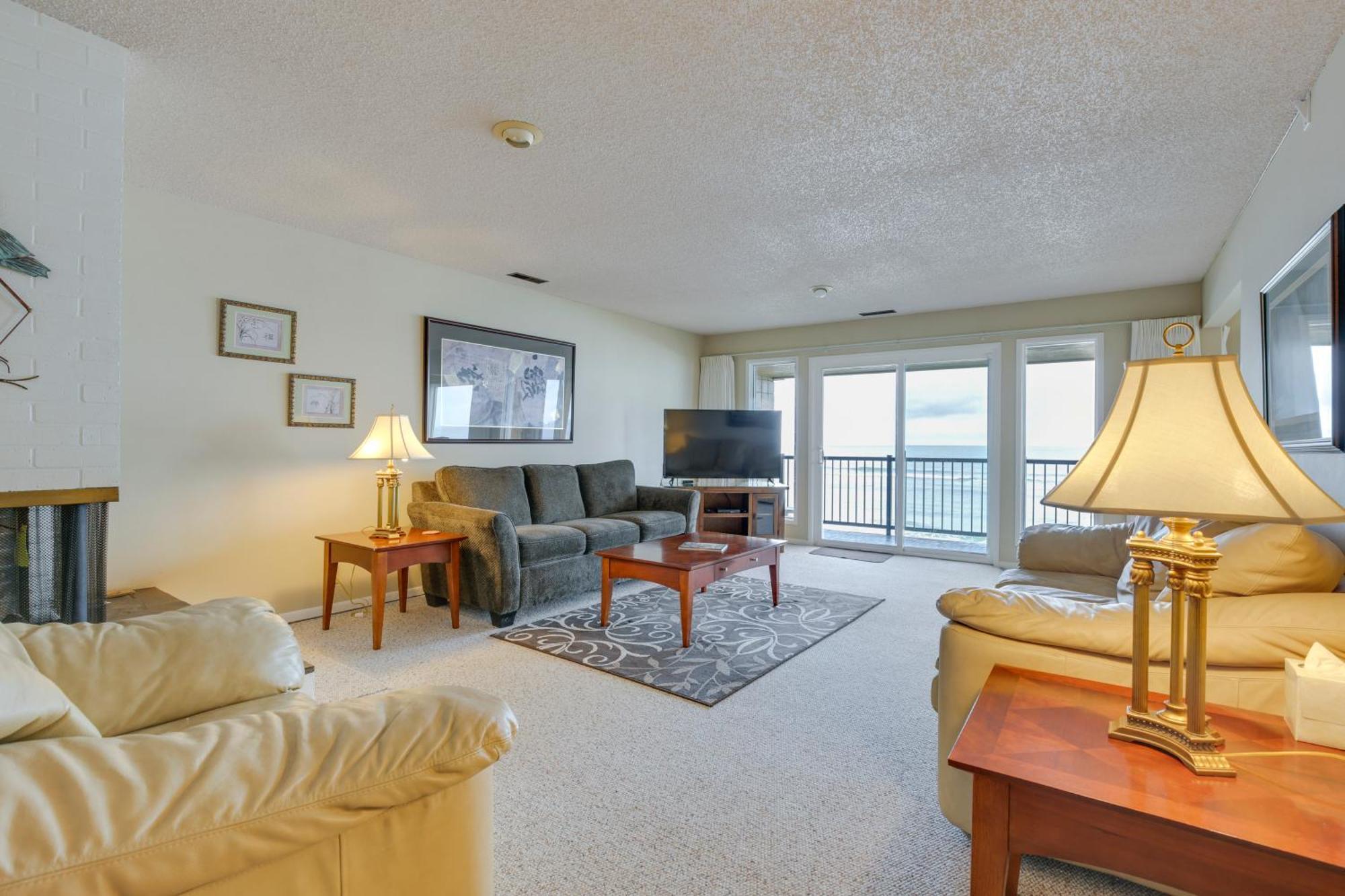 Pool Access, Walk To Beach! Apartment *