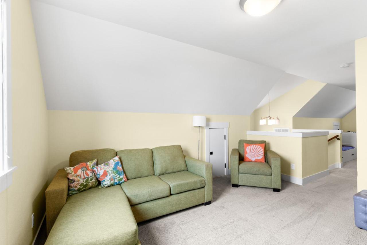 Ocean View, Hot Tub, Sleeps 10 *