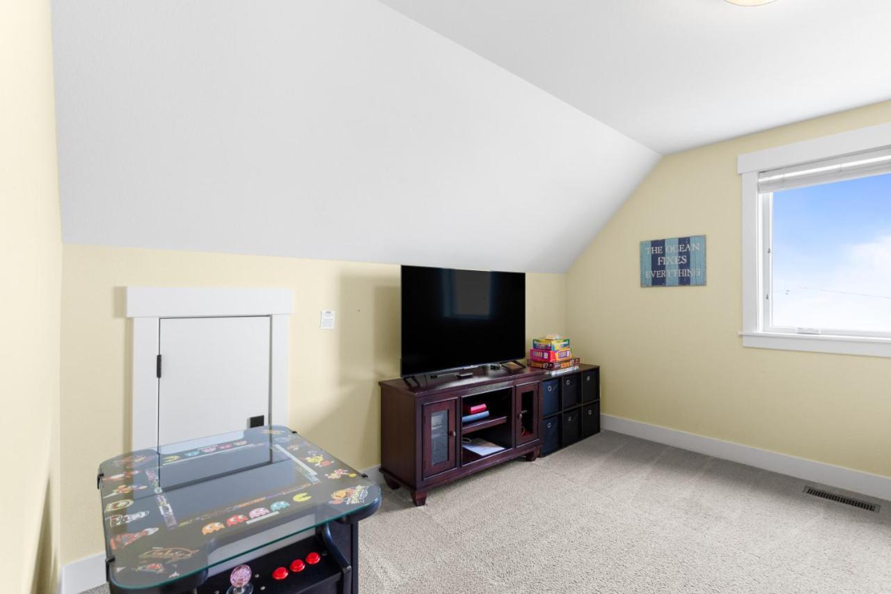 Ocean View, Hot Tub, Sleeps 10 *