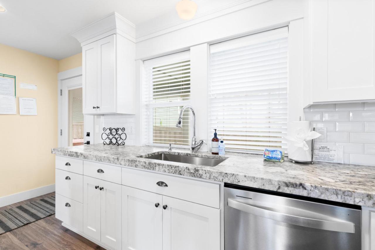 Ocean View, Hot Tub, Sleeps 10 Lincoln City