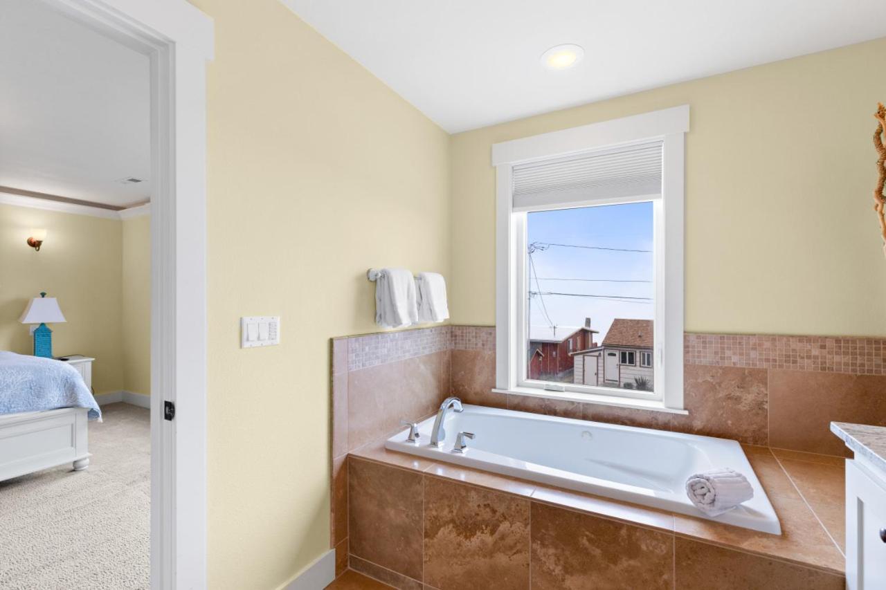Ocean View, Hot Tub, Sleeps 10 *