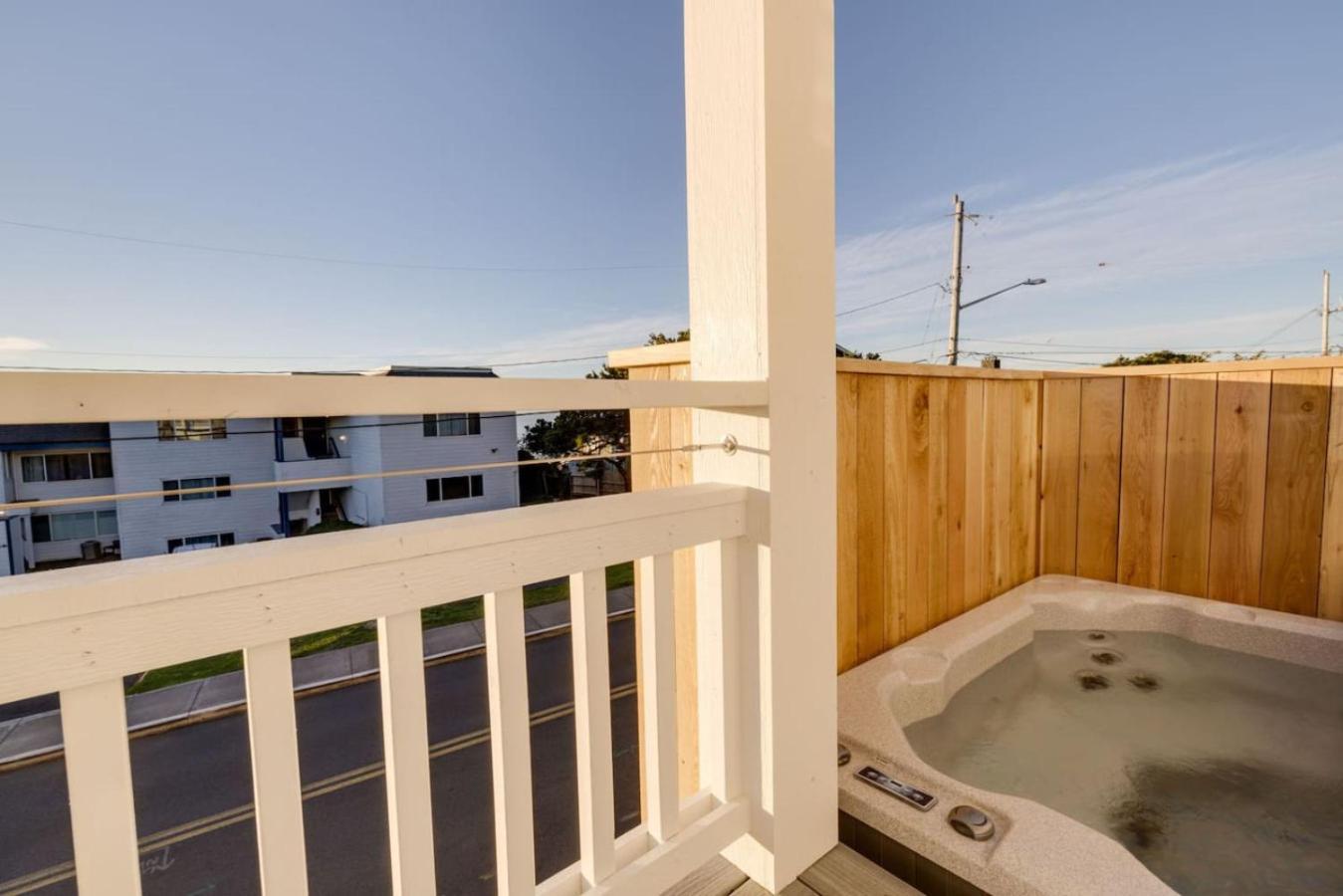 Holiday home New Construction In 2025, Ocean View, Hot Tub, Arcade, Sleeps 20 Lincoln City