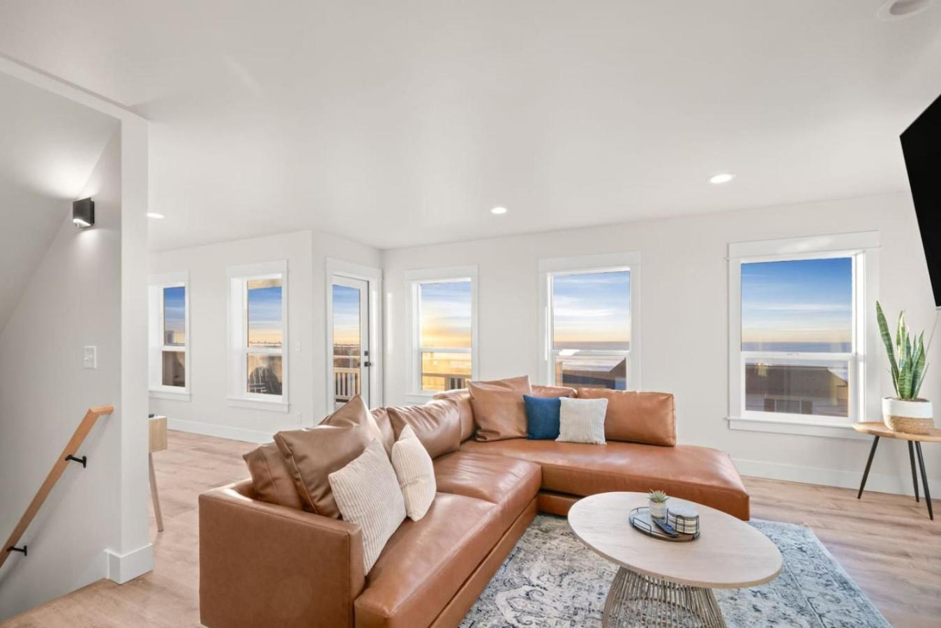 New Construction In 2025, Ocean View, Hot Tub, Arcade, Sleeps 20 Holiday home Lincoln City