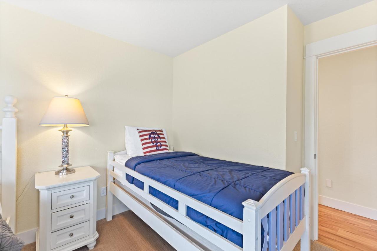 Blue Marlin, Arcade, Hot Tub, Sleeps 10 Holiday home