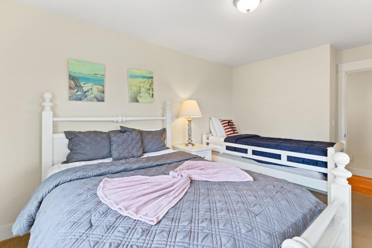 Blue Marlin, Arcade, Hot Tub, Sleeps 10 * Lincoln City